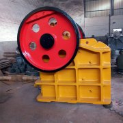 在使用顎式破碎設備生產時要注意防護